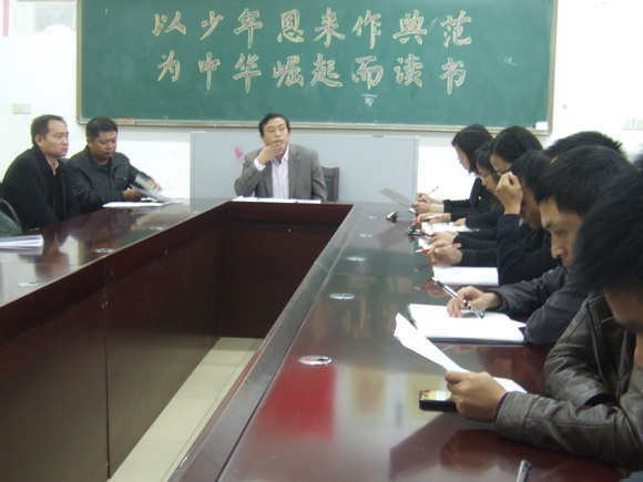 彭校长认真聆听汇报
