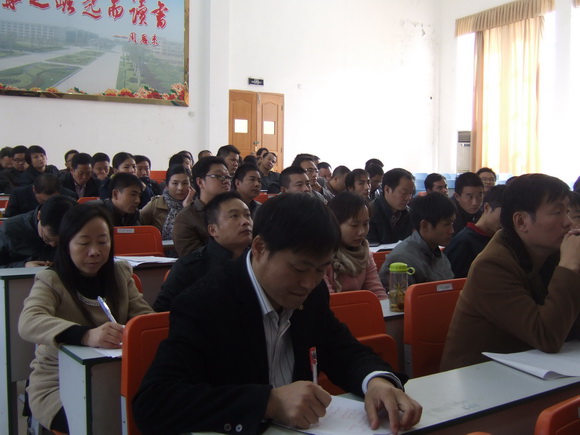 老师们认真聆听讲座
