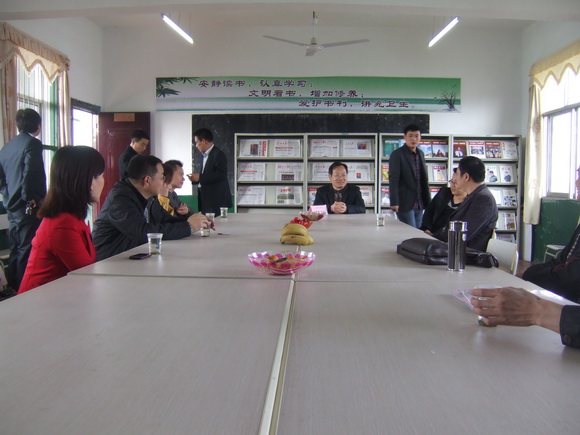 上车中学热情接待
