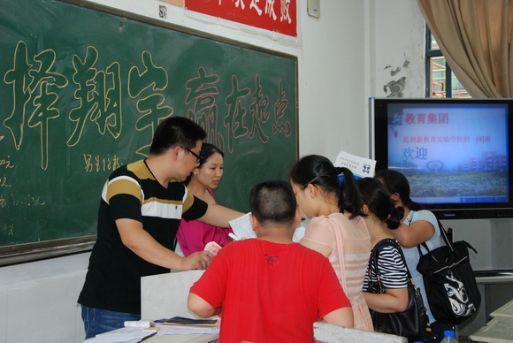 秦宏遐老师与家长交流