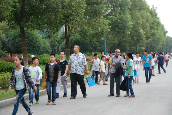 陆续到校的家长和孩子们