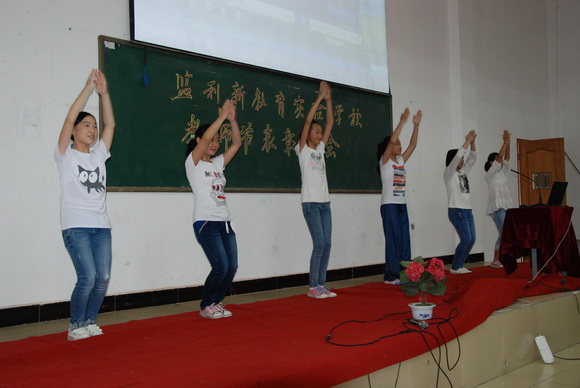 学生广场舞表演——荆州动起来