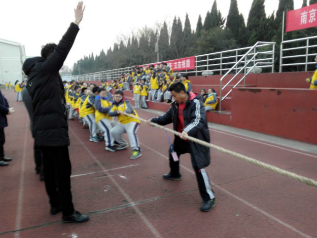 体育老师宣布比赛开始