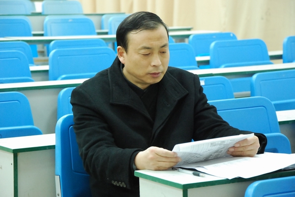 彭为斌校长在会中校务委员,初三年级主任邱武平主持