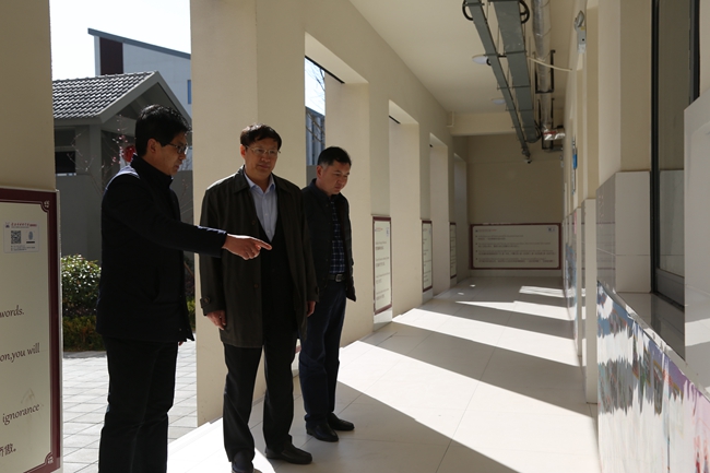 赵树青校长介绍学校文化墙