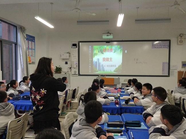 郑春雷老师在上班会课