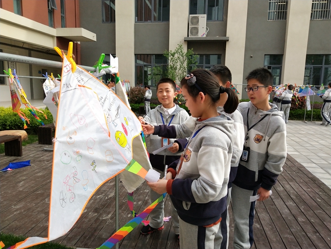 学生门观赏风筝