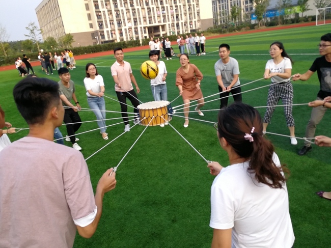 击鼓颠球