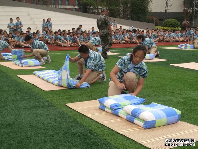 各展身手叠被忙