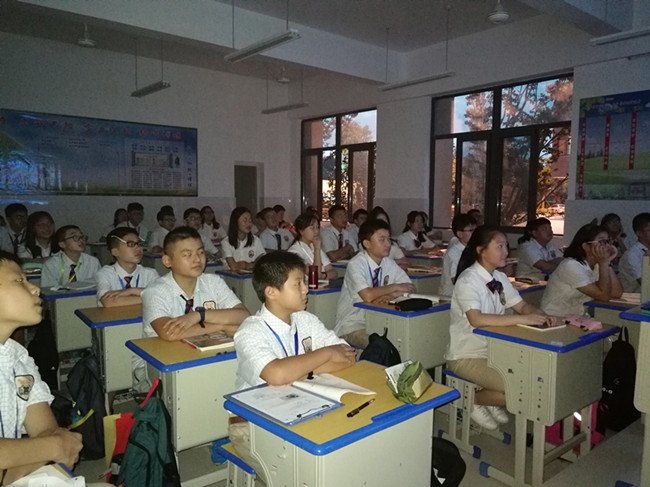 聚精会神聆听的同学们