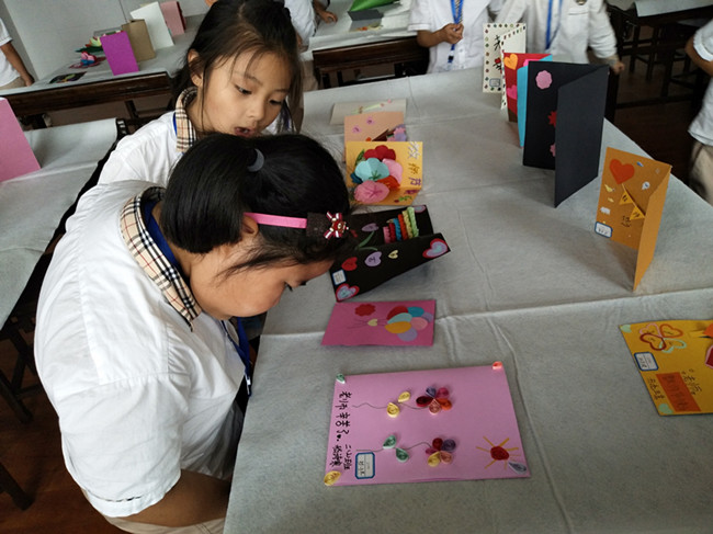学生参观展览