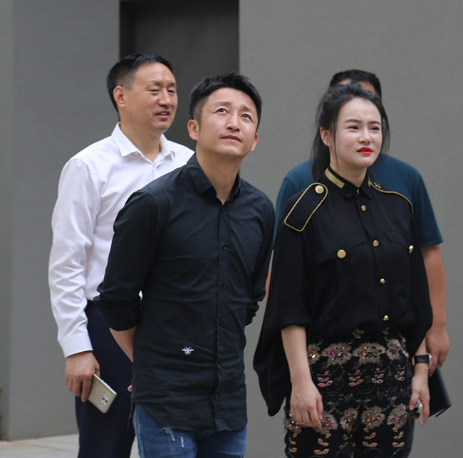 来宾参观我校