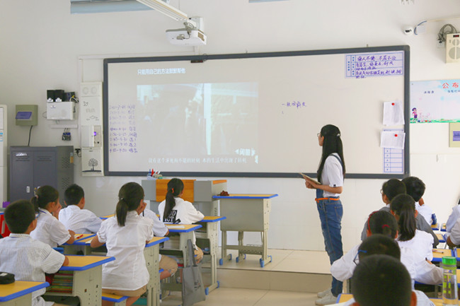 初一(1)班 刘逸诗老师的《法治与生活》