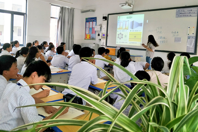 初一(10)班 白垚垚老师的《心理实验室——心晴社团》