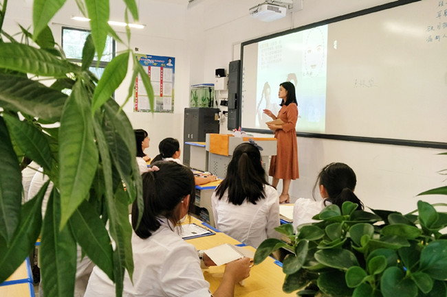 初二(3)班 王姝盟老师的《形象设计,礼仪培训》