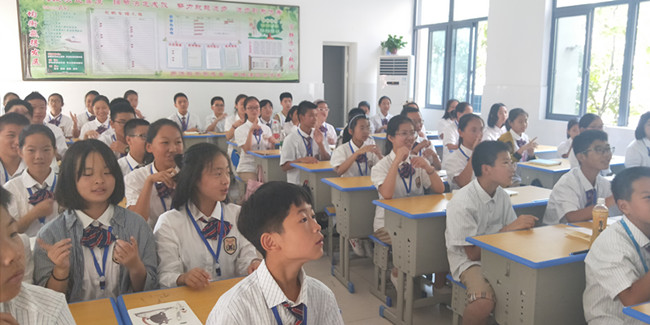 学生们兴致勃勃