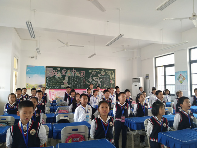 同学们齐唱国歌