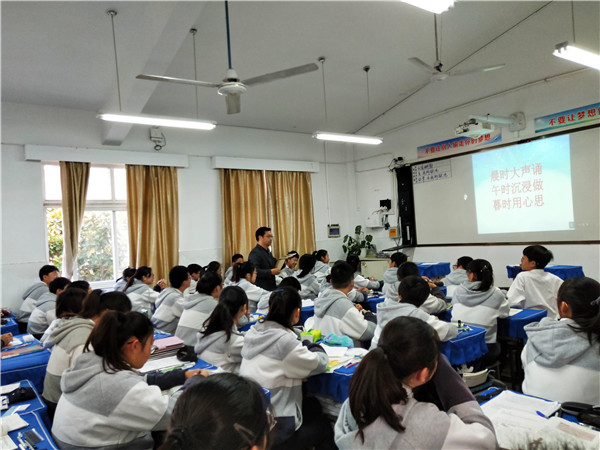 孩子们与张举永老师交流