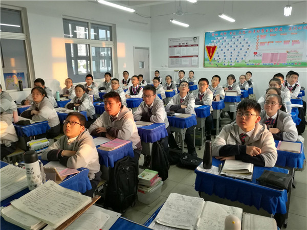 同学们认真听讲