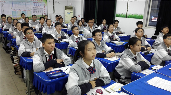 同学们认真听讲