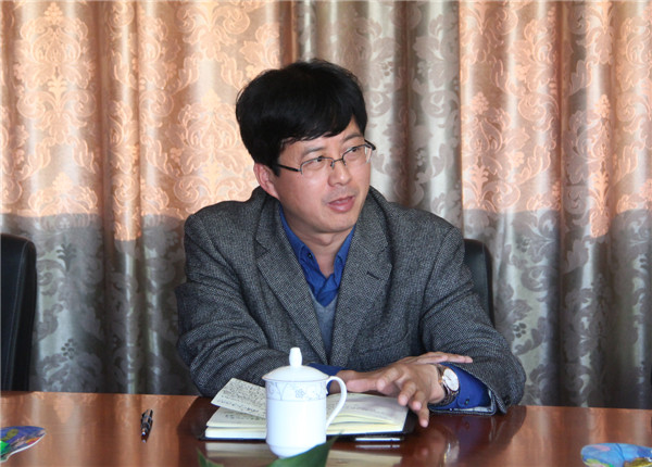 区教育局党委委员、工会主席孙青发言