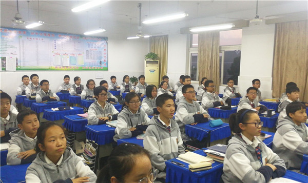 学生认真听讲