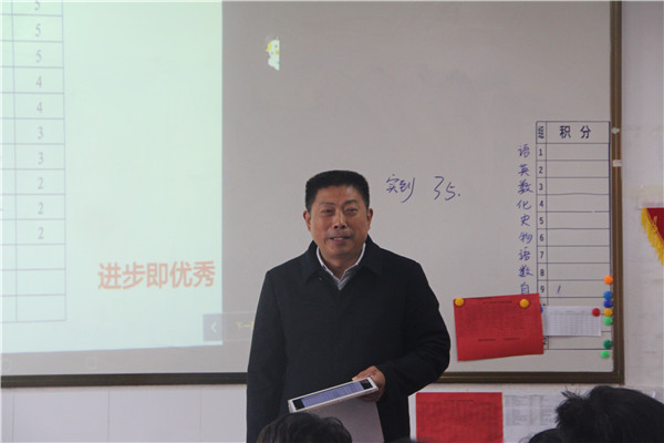 张明根副校长表扬进步学生
