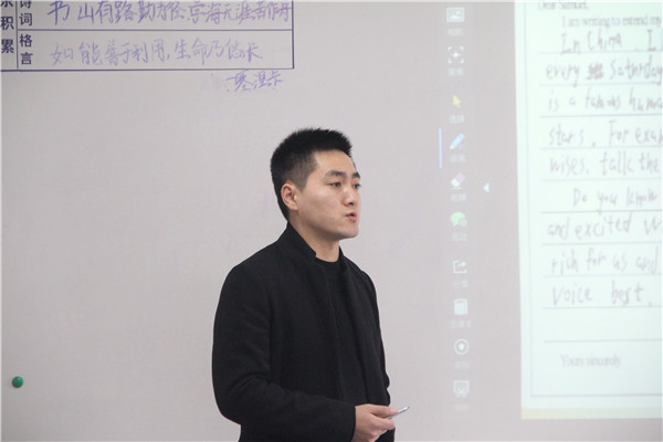 夏文杰老师向家长展示问题作业
