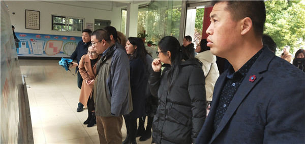 家长在表彰栏前驻足
