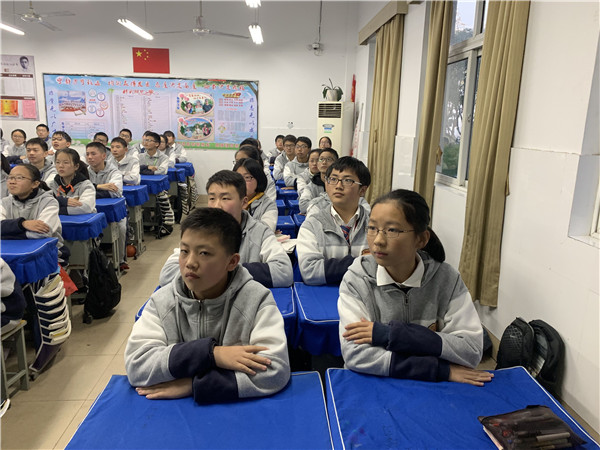 认真聆听的同学们