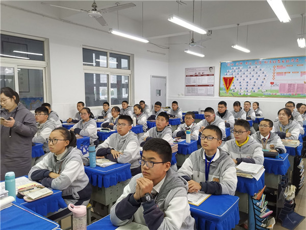认真聆听的同学们