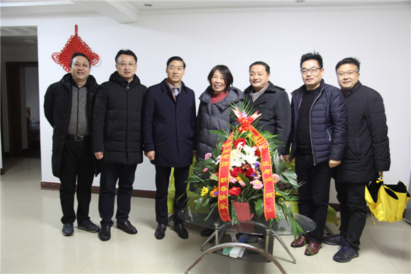 红梅凌寒铸品格 东风送暖聚人心