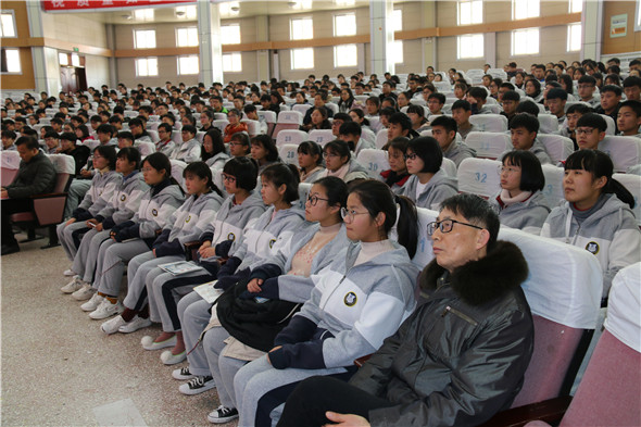 枣庄十八中举行高三“迎一调”励志动员报告会