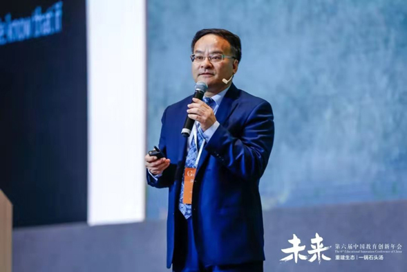 上海嘉宾倪闽景演讲中