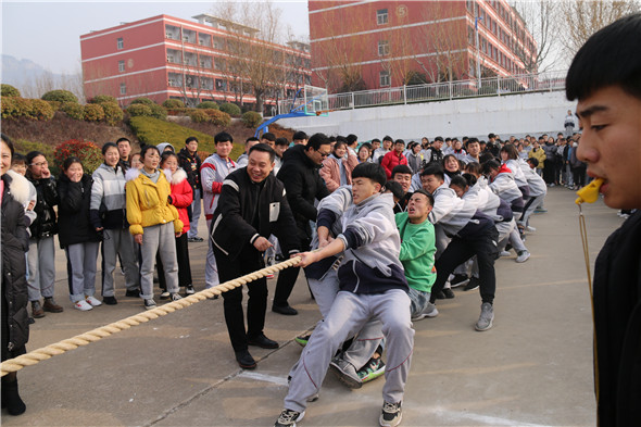 迎新年枣庄十八中拔河比赛圆满结束