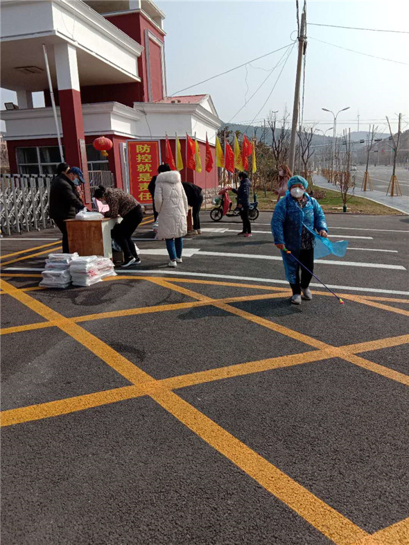 枣庄十八中:送书到村为战疫,书香传情进千家