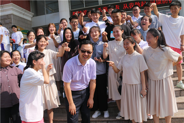 枣庄市第十八中高三:留住青春倩影 定格美好回忆
