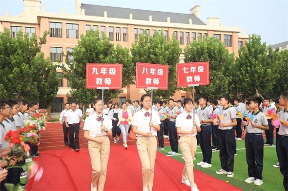枣庄翔宇中学开学典礼:山海广阔,逐梦星辰