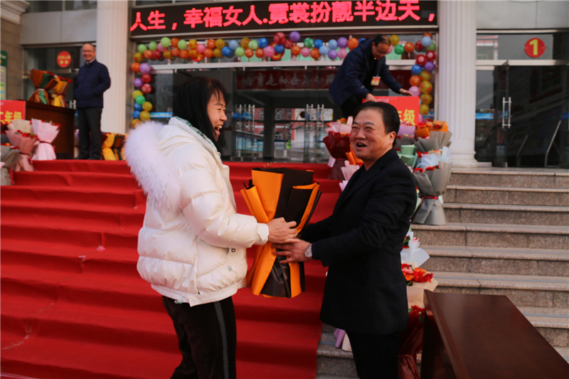 枣庄十八中:迎接女神驾到,送上花式祝福