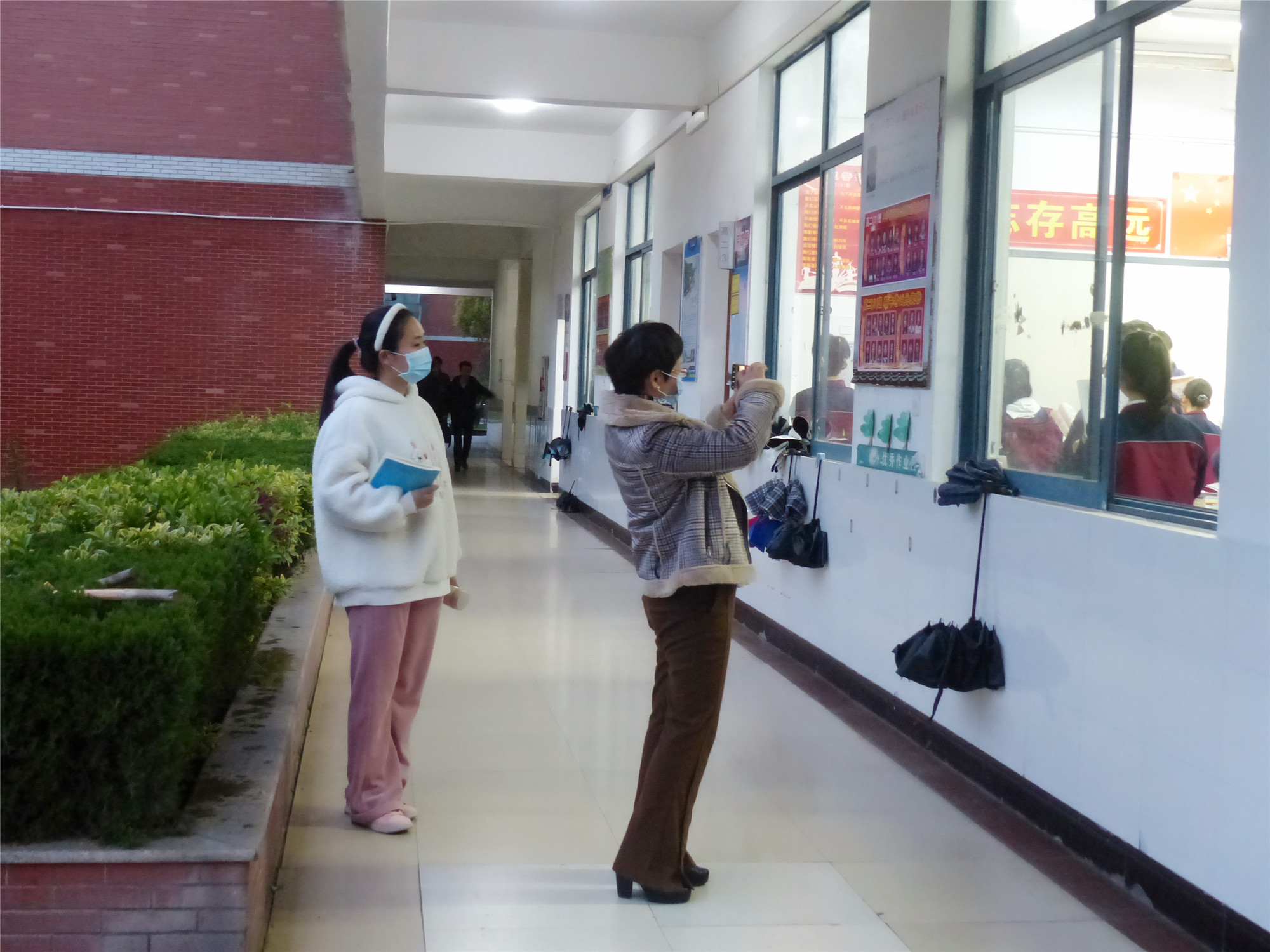 洪湖市贺龙中学教师团队莅临监利中学参观交流