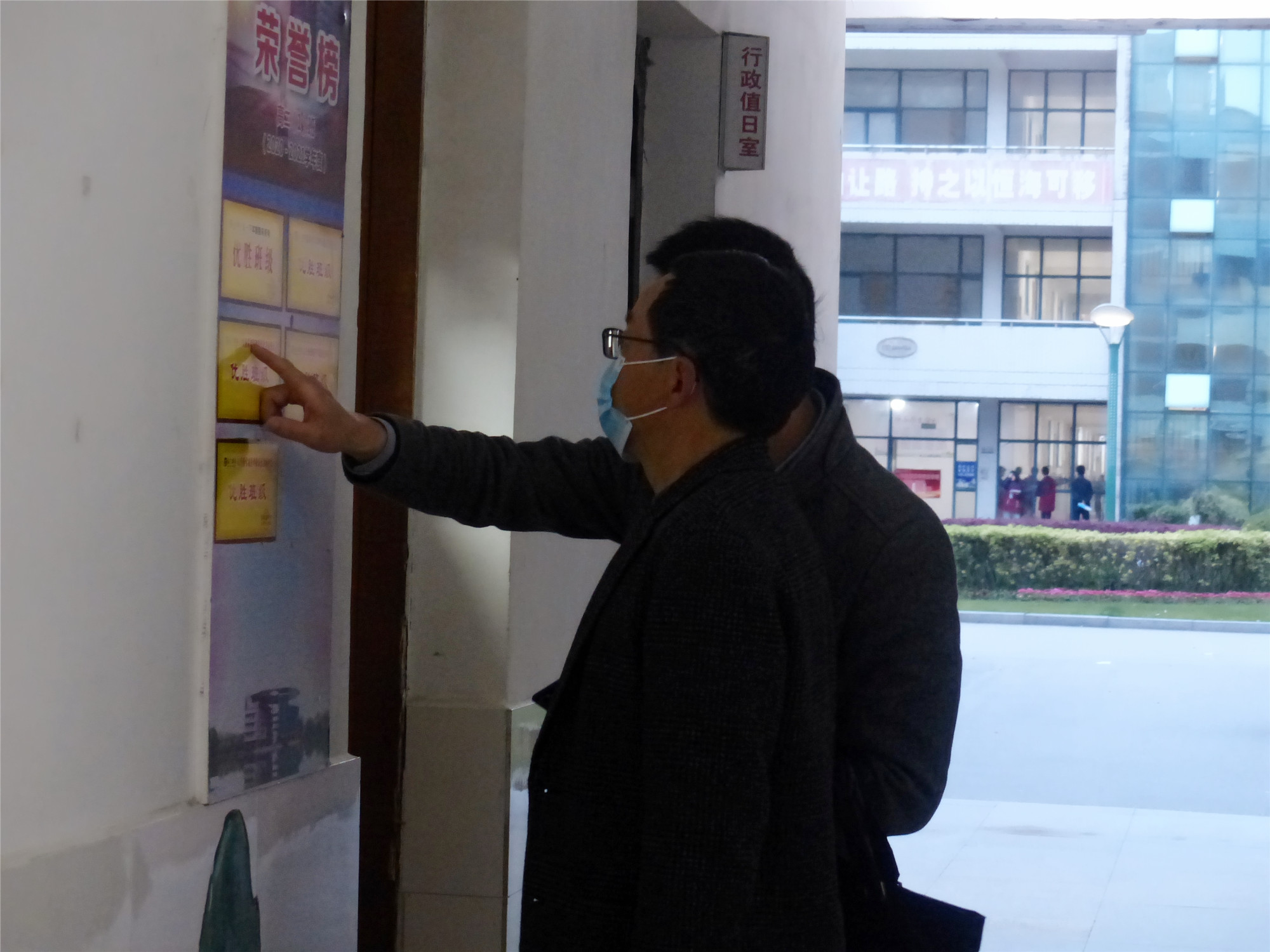洪湖市贺龙中学教师团队莅临监利中学参观交流