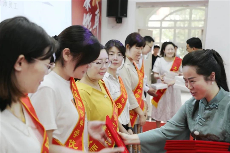 图片[5]-“五月繁花催人进，六月硕果沁人心”月度教职工例会-爱山亭网
