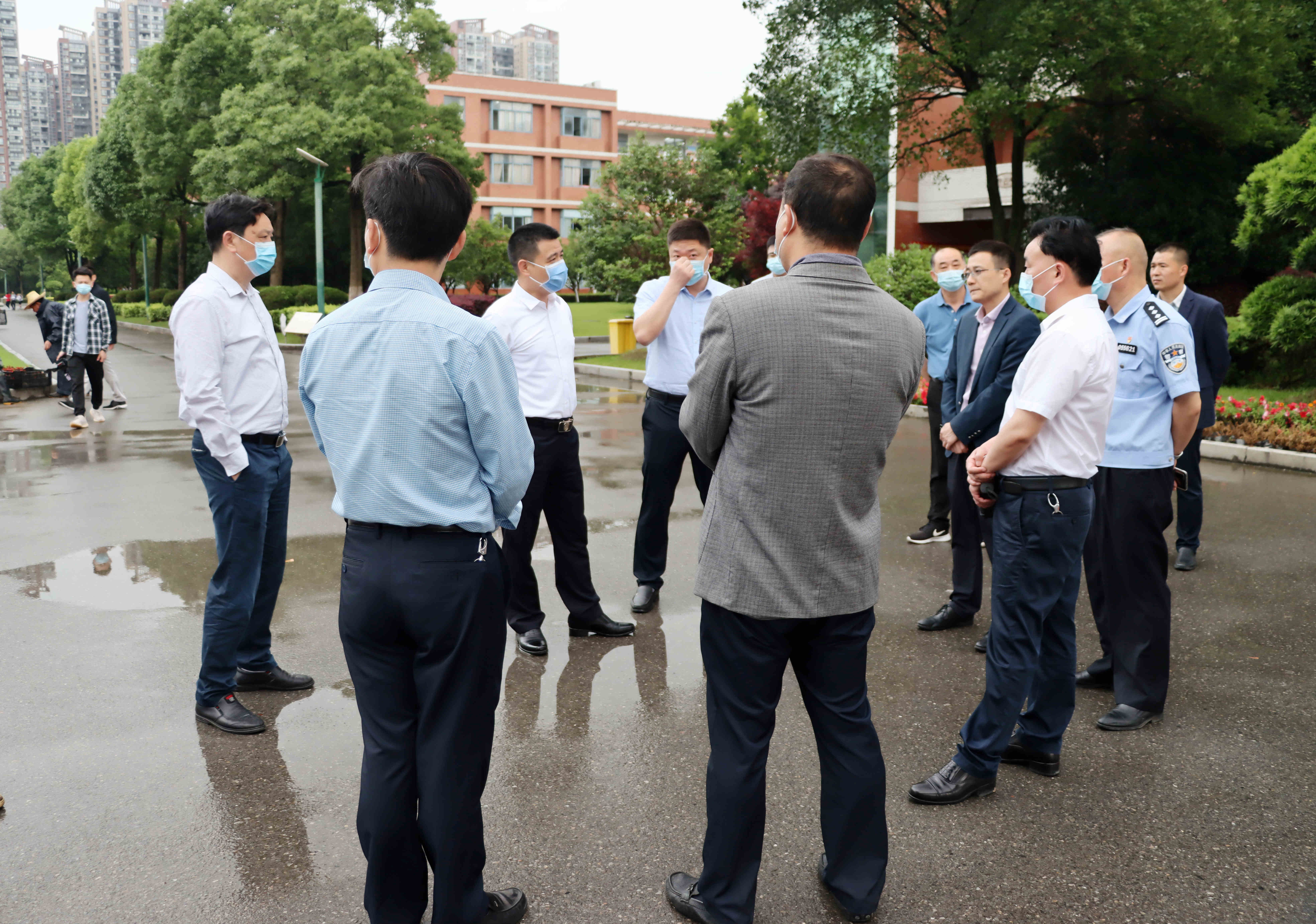 聂良平市长带队视察监利中学高考考点准备工作