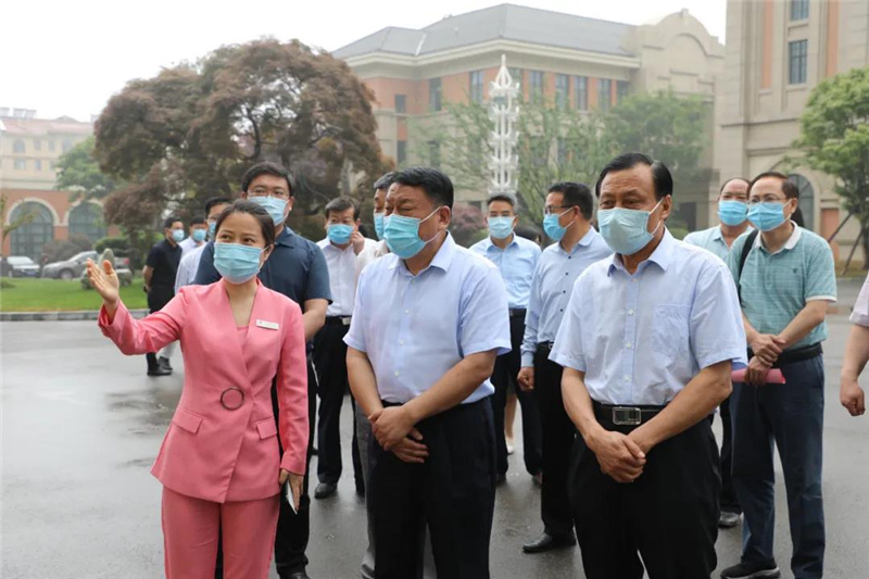 图片[2]-市人大食品安全检查组莅临枣庄翔宇中学进行工作视察-爱山亭网