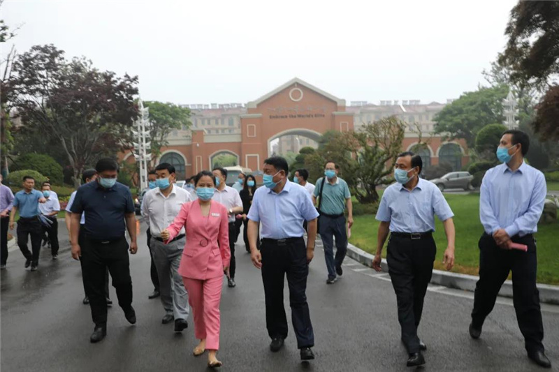 图片[1]-市人大食品安全检查组莅临枣庄翔宇中学进行工作视察-爱山亭网