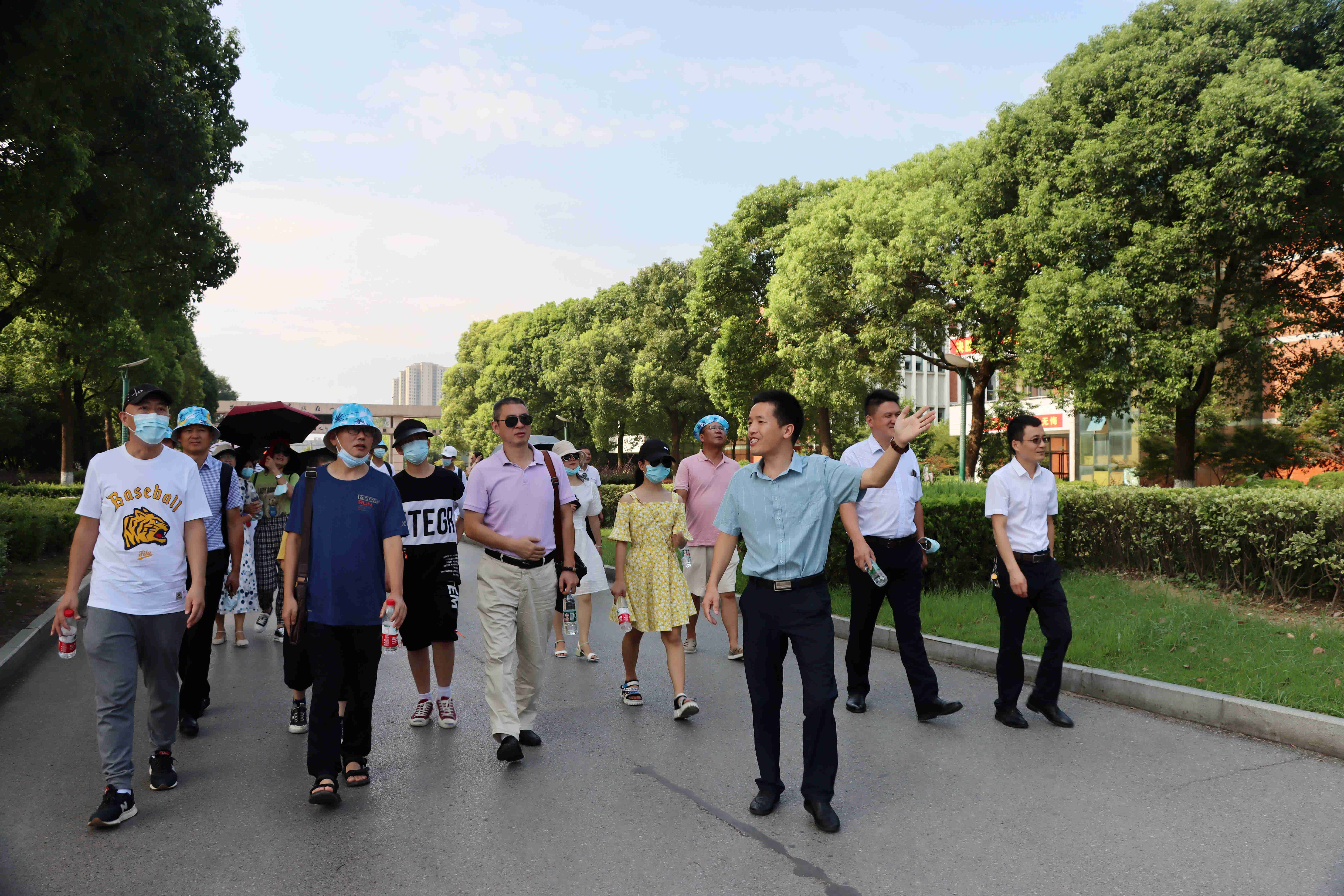 沙市第四中学教师团队来监利中学参观交流