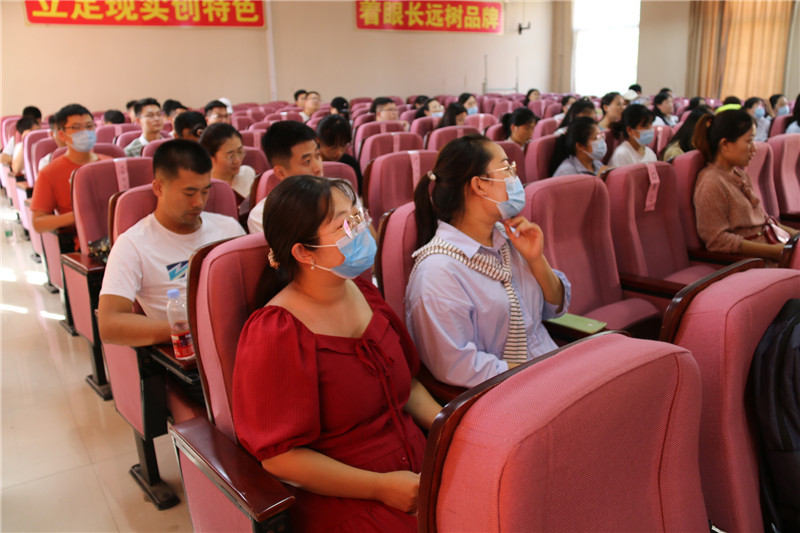 欢迎你 新教师——我校举行新入职教师见面及培训会