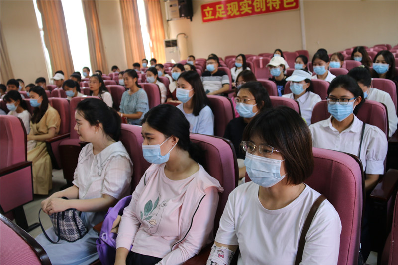 欢迎你 新教师——我校举行新入职教师见面及培训会