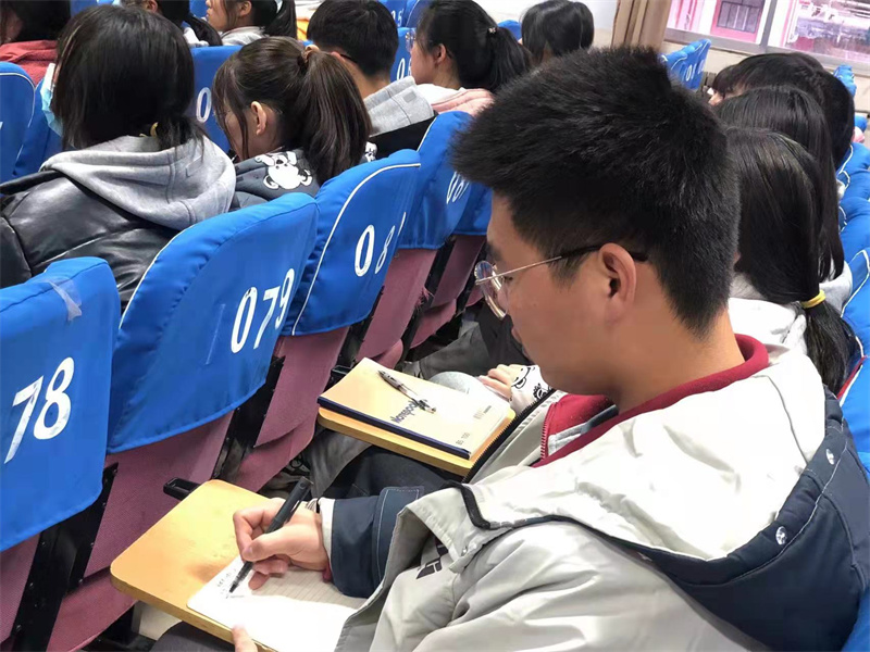 领悟精神 担当责任 ——枣庄十八中共青团员学习十九届六中全会