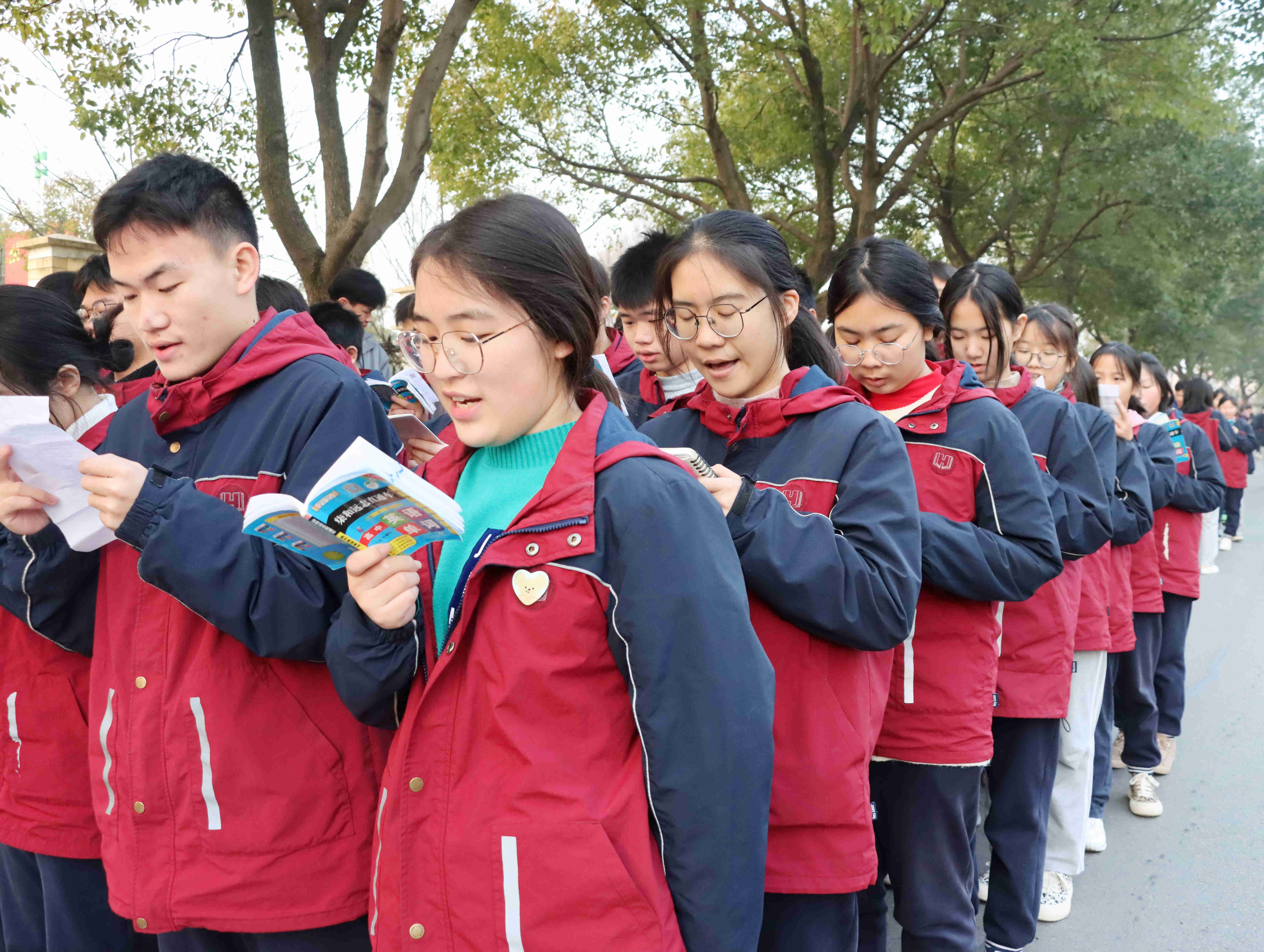监利中学:迎元旦,跑操赛场展英姿